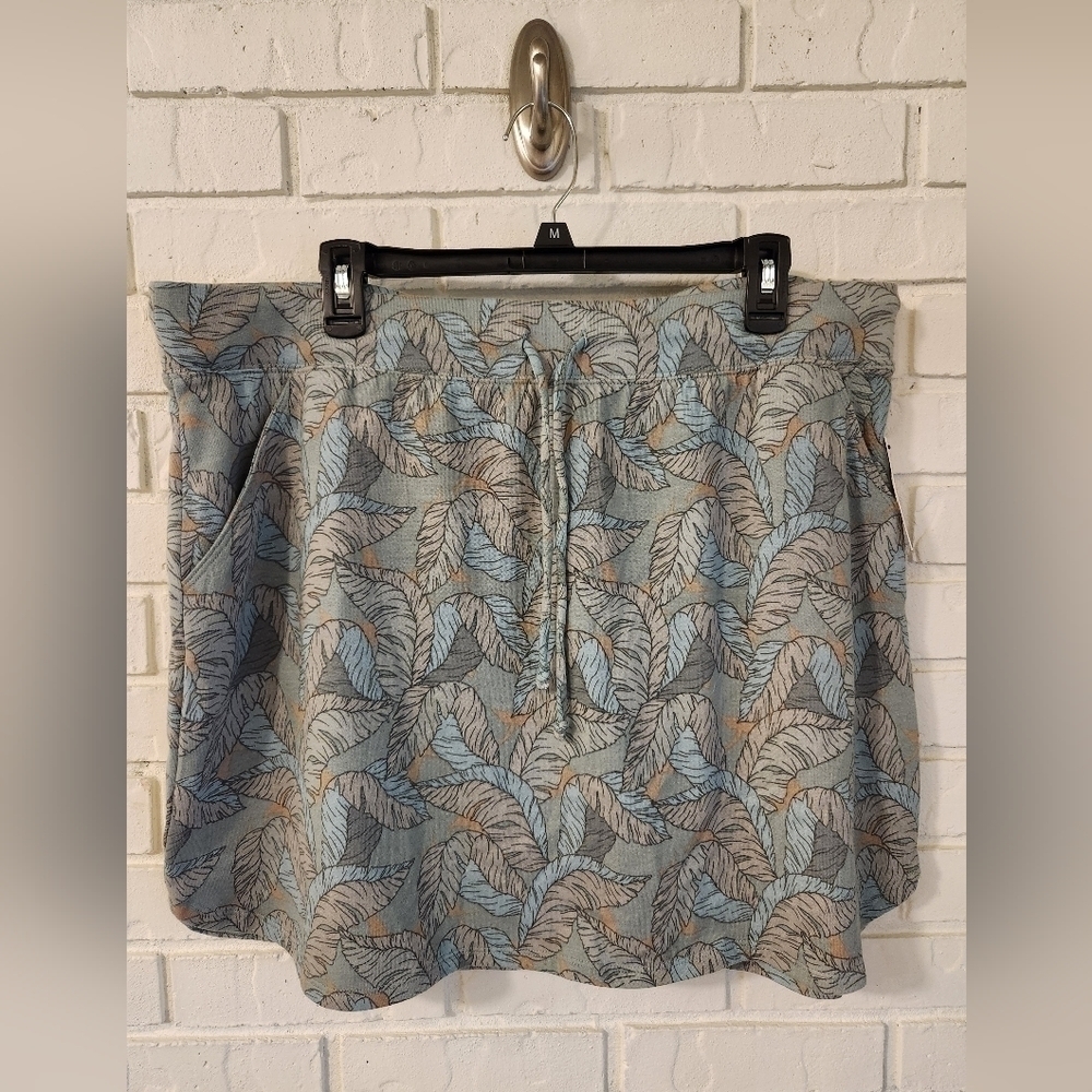 New Nine West Blue and Tan Leaf-Print Mini Skirt. Soft and comfy. Size XXL.